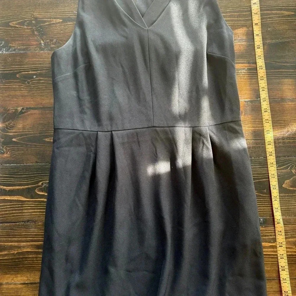 Black knee-length sheath dress with v-neck sleeveless design for cocktail - Picture 6 of 8